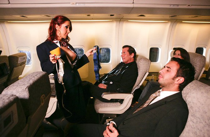 Стюардесса с пассажиром в самолете - порно видео на попечительство-и-опека.рф