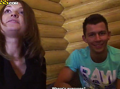 Молодые подростки шалят в загородном домике