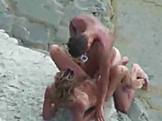 Смелые нудисты ебутся на пляже